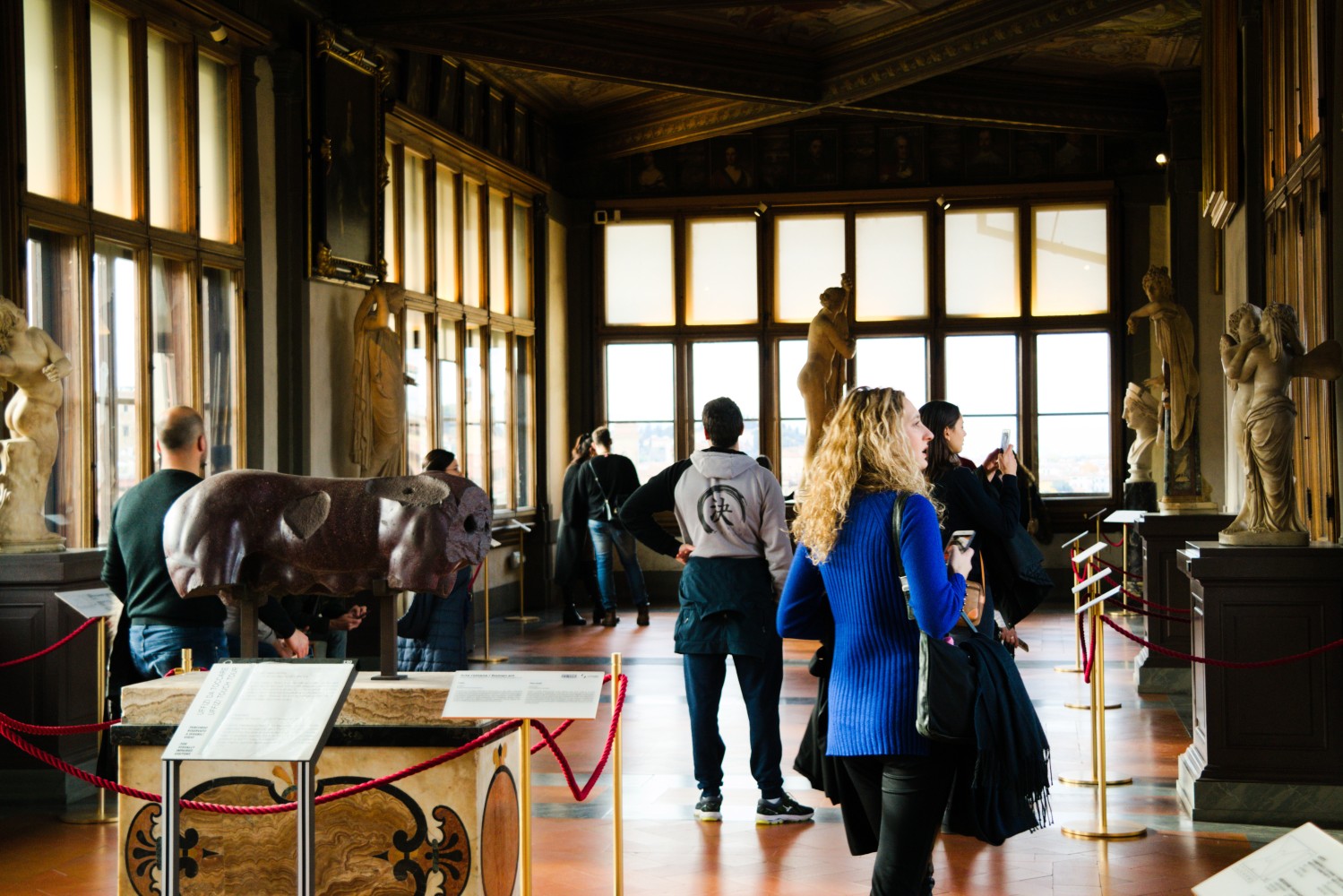 Ein paar Stauten im zentralen Gang der Uffizien